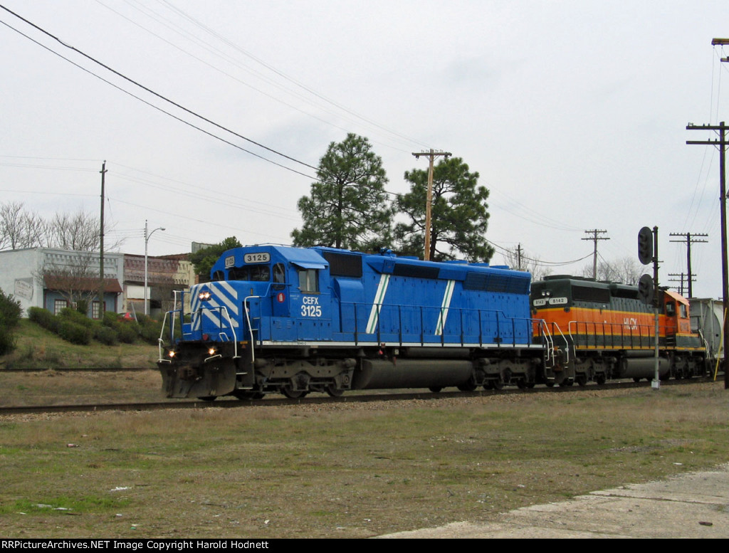 CEFX 3125 & HLCX 8142 lead a CSX train westbound